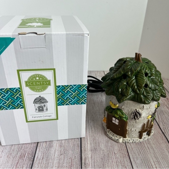 Scentsy Fairytale Cottage Warmer - Picture 1 of 7